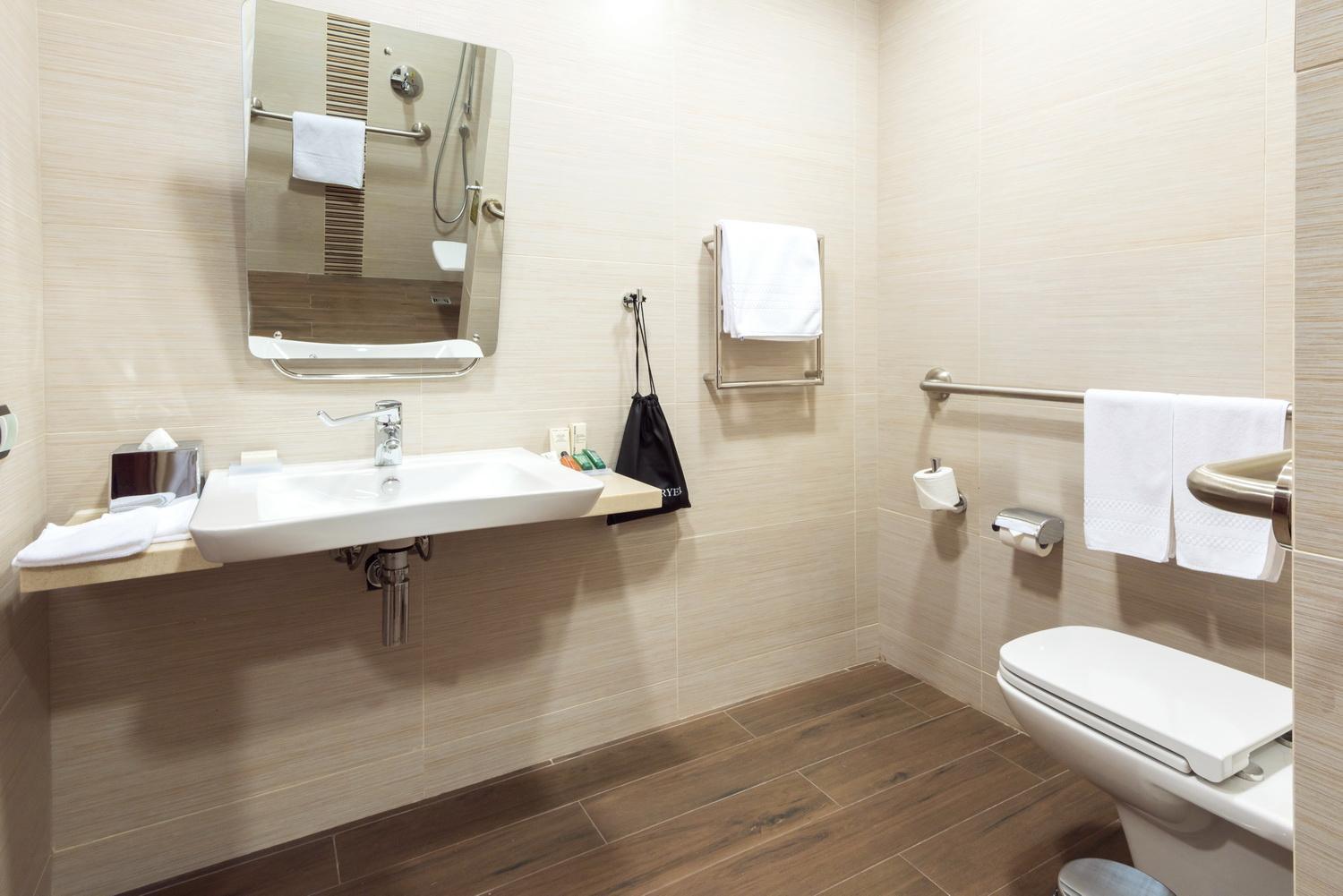 Queen Room Accessible